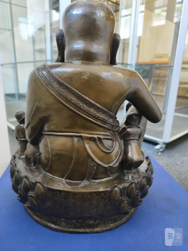 A large cast bronze figure of seated Budai with boys on a lotus pedestal - 图25
